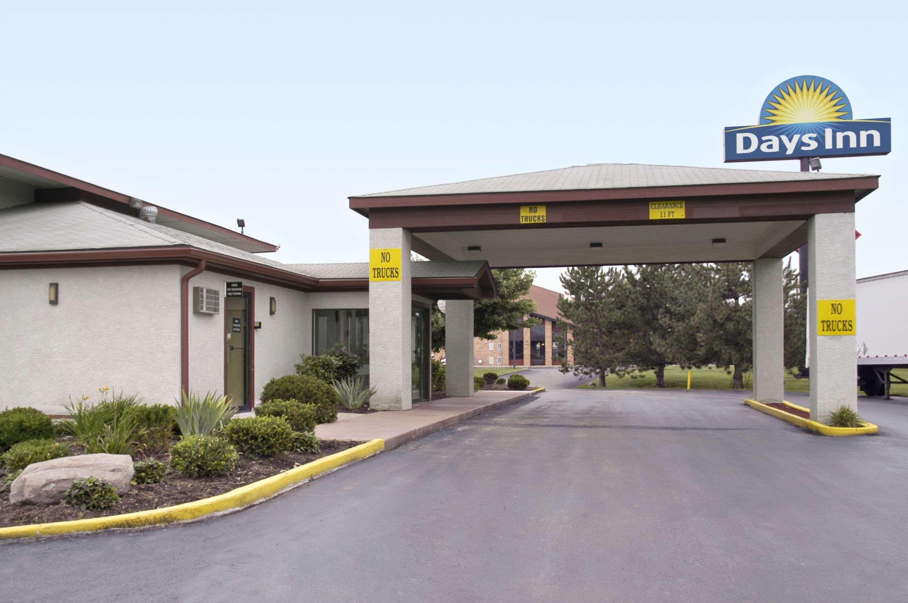 Days Inn By Wyndham Plainfield Esterno foto